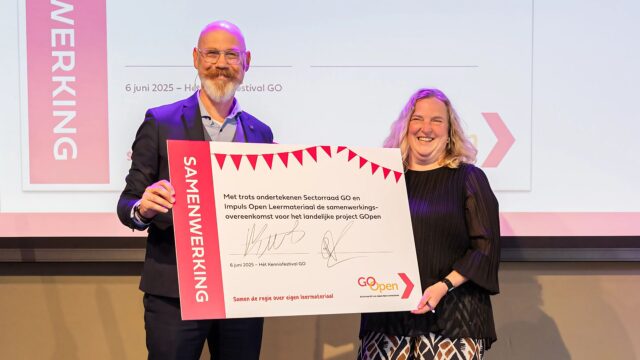 Martine Kramer en Alain van de Haar hebben de samenwerking GOpen ondertekend.